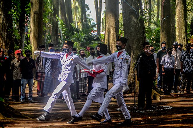 tetap-merdeka-merah-putih-berkibar-di-tengah-hutan-mahoni
