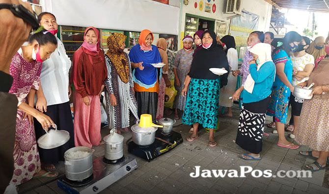 warga-kelurahan-mimbaan-keluhkan-beras-bansos-berbau-apek