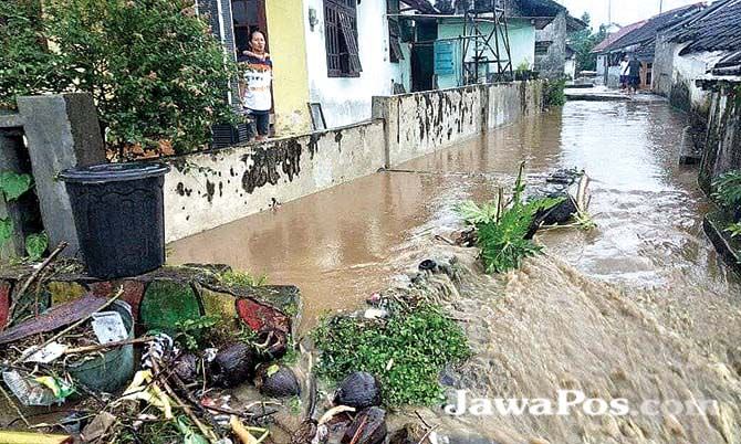 selokan-tersumbat-sampah-air-hujan-meluap-ke-perkampungan