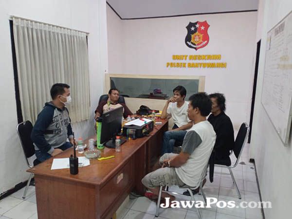 dua-waria-tertangkap-asyik-judi-remi