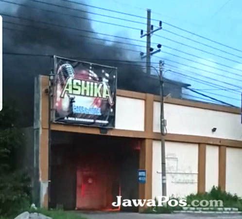 hotel-ashika-di-banyuglugur-terbakar