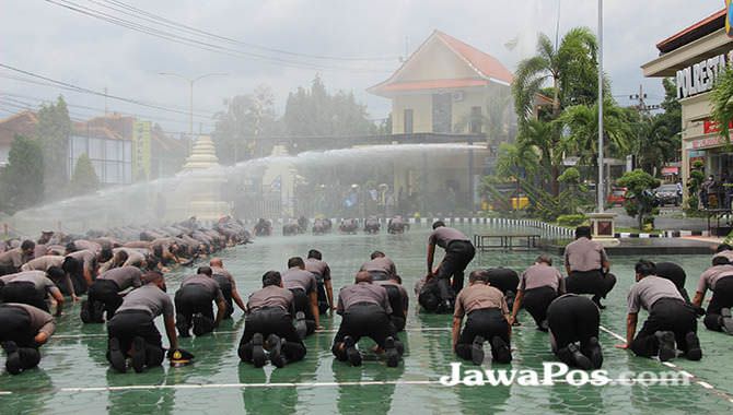 naik-pangkat-120-personel-polresta-disemprot-water-cannon