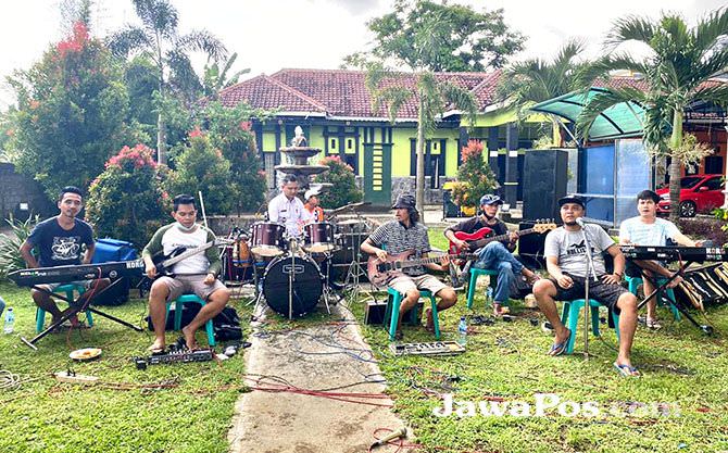 obati-kangen-latihan-musik-tempat-terbuka