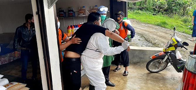 sakit-warga-mojokerto-diturunkan-dari-bus-wisata