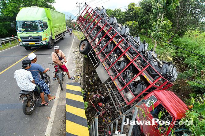 truk-pengangkut-motor-nyungsep-di-sungai