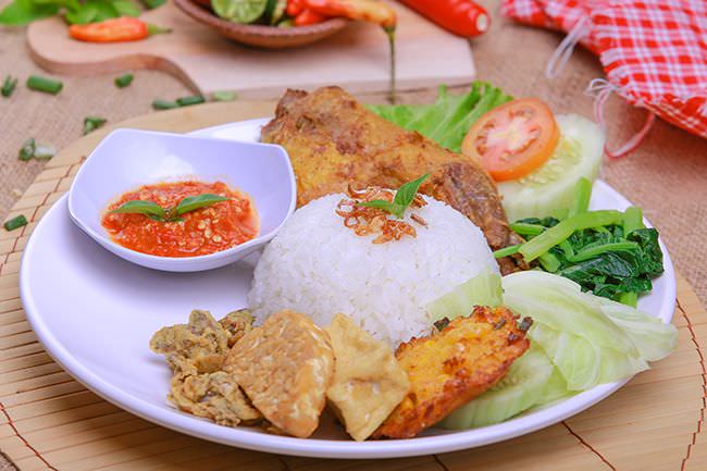 wajib-nyicip-sego-tempong-dan-betutu-hedon