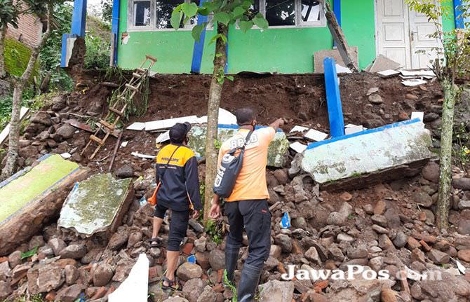 atap-ambruk-siswa-sdn-1-sumber-argo-belajar-bergantian