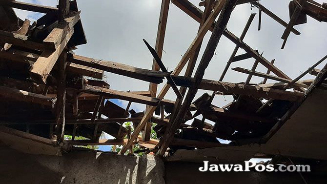 atap-rumah-hancur-diterjang-angin