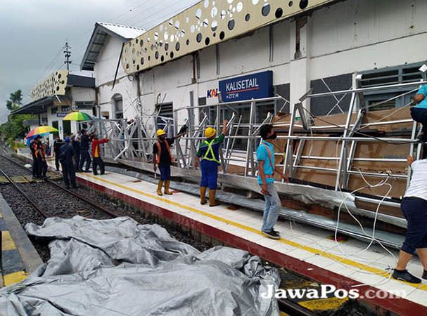 dihajar-angin-atap-ruang-tunggu-stasiun-kalisetail-ambruk