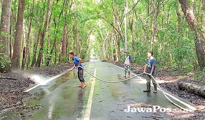 jalan-di-alas-purwo-dipenuhi-lumpur
