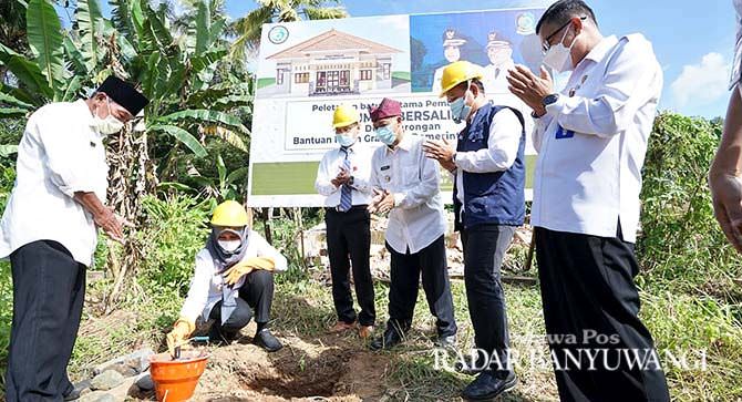 bupati-ipuk-bantu-motor-untuk-bidan-di-sarongan