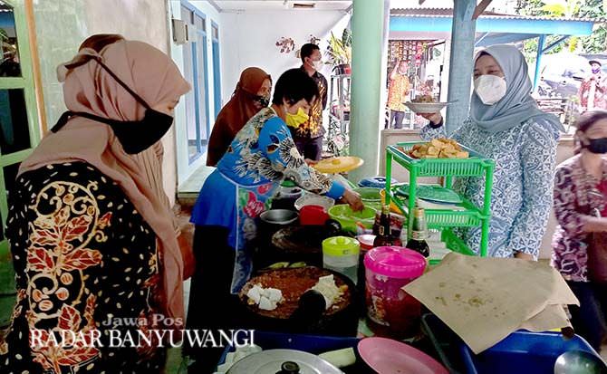 bupati-ipuk-mengulek-dan-cicipi-rujak