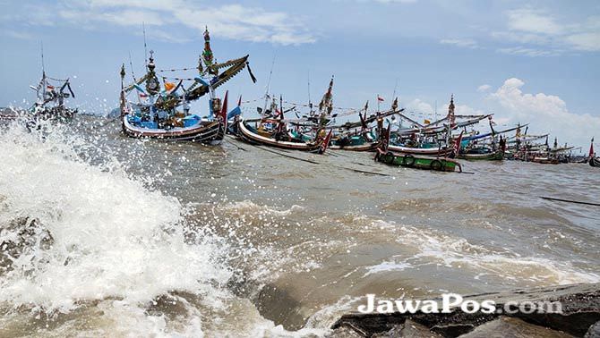 gelombang-tinggi-kapal-nelayan-menepi