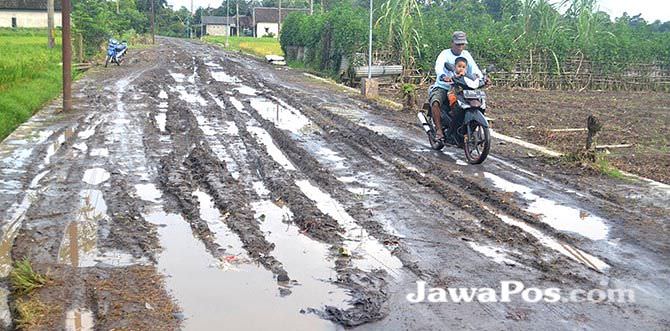 jalan-depan-gardu-induk-pln-membahayakan