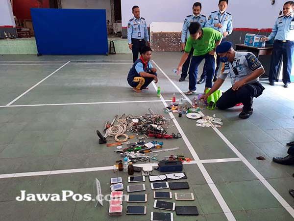 kedapatan-simpan-ponsel-napi-dikurung-di-sel-tikus