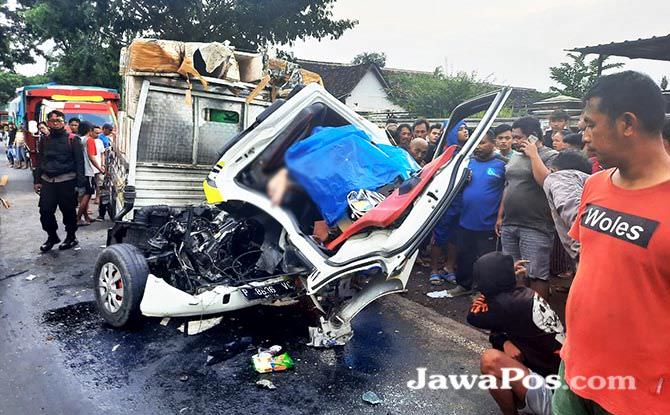 pikap-vs-truk-sopir-tewas-terjepit