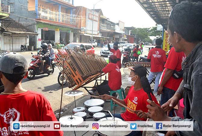 demam-angklung-jalanan-di-genteng-bertambah