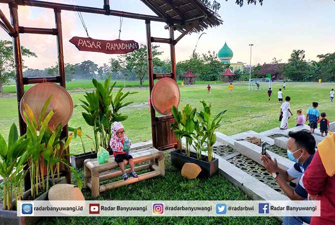 digelar-di-rth-singojuruh-ada-spot-selfie-di-tengah-pasar