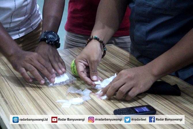 lempar-bola-tenis-diisi-20-paket-sabu