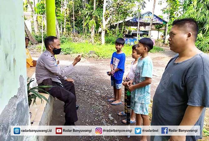 polisi-edukasi-anak-anak-bermain-mercon