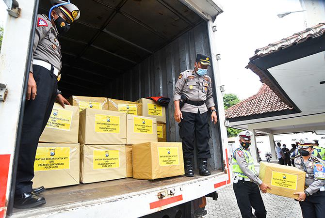 polresta-banyuwangi-kirim-bantuan-ke-korban-banjir-ntt