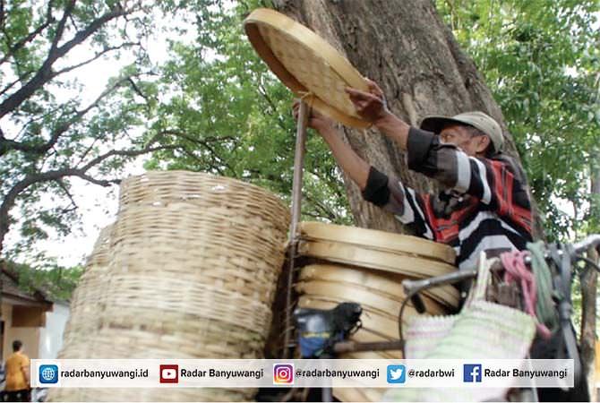 rela-bermalam-di-pasar-demi-dapat-banyak-pembeli
