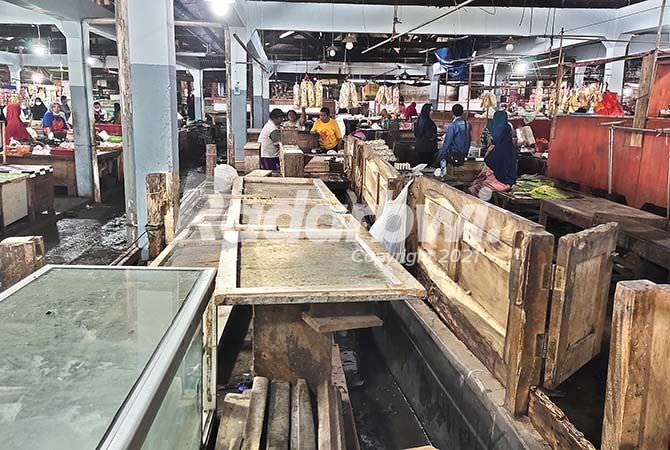 barang-dagangan-terencam-banjir-puluhan-lapak-pasar-sumberayu-kosong
