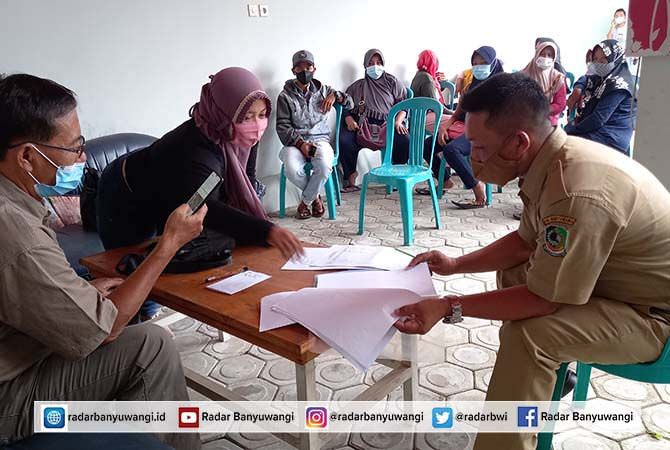 baru-12-warga-terima-pengembalian-uang-kpm-pkh-yosomulyo
