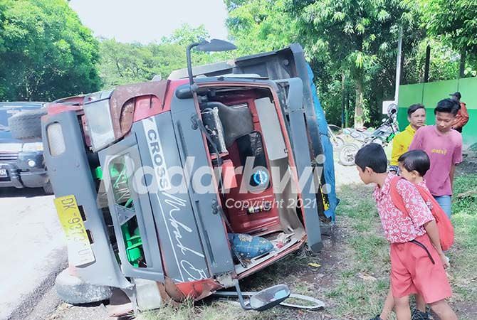 dump-truk-terguling-di-sasak-tambong-timpa-pejalan-kaki