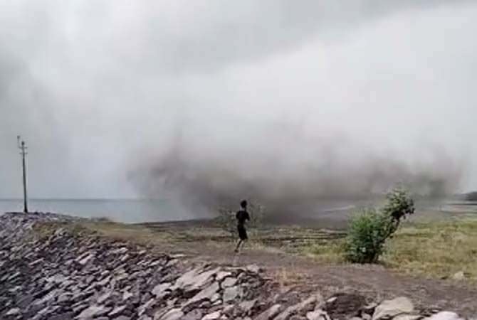 heboh-fenomena-waterspout-di-pantai-boom