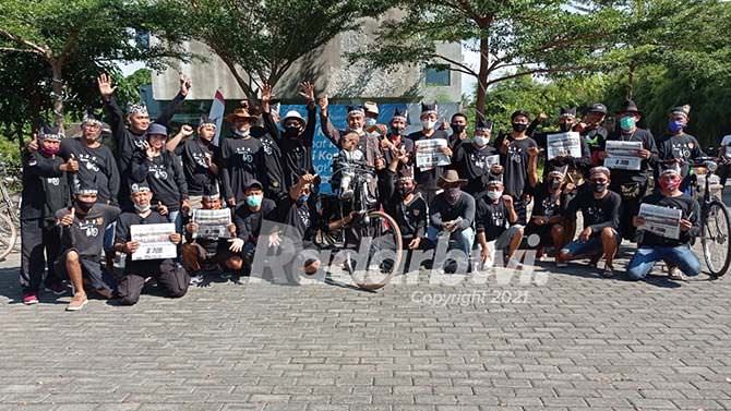 komunitas-sepeda-onthel-kertosari-borong-koran