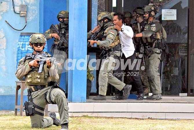 latgab-tni-al-usmc-pantai-pancer-jadi-lokasi-pembebasan-sandera