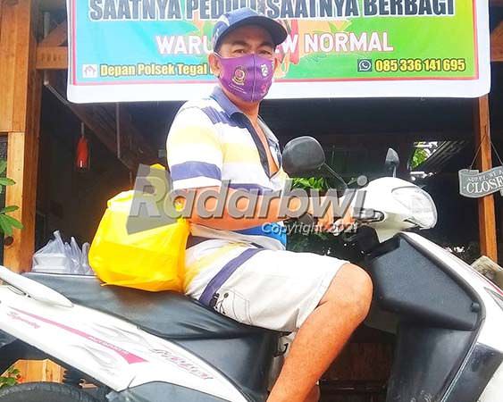 bagi-nasi-bungkus-untuk-warga-terdampak-ppkm