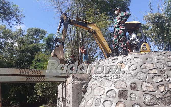 dandim-banyuwangi-tinjau-pembangunan-jembatan-tmmd