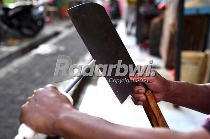 golok-cleaver-knife-andalan-jagal-untuk-memotong-tulang