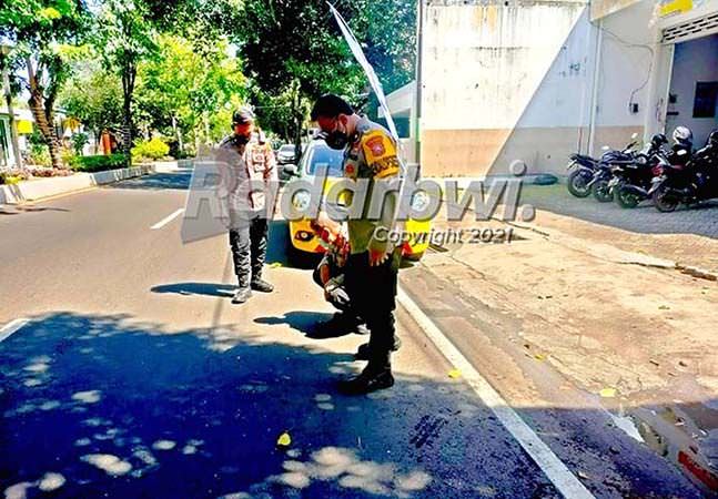 polisi-pelototi-rekaman-cctv-di-tkp-pecah-kaca