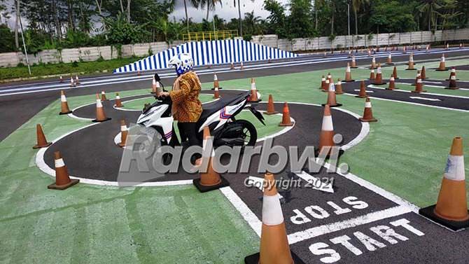 ppkm-darurat-satpas-sim-polresta-banyuwangi-berikan-kompensasi