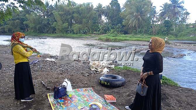 asyiknya-piknik-di-bantaran-sungai-setail-genteng