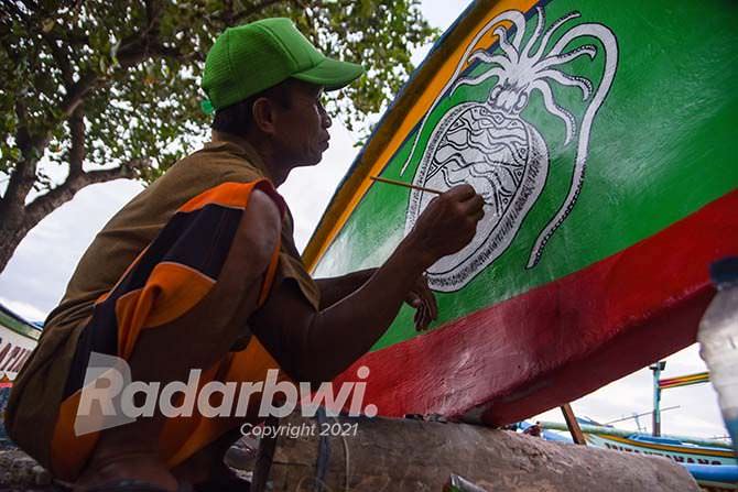 bahan-kayu-sulit-dicari-bikin-kapal-pakai-fiberglass