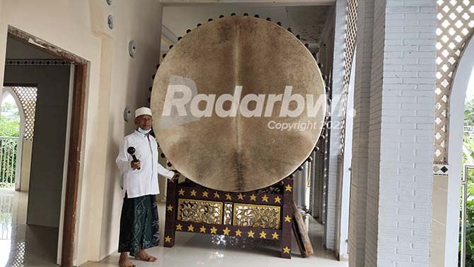 bedug-terbesar-di-banyuwangi-panjang-tiga-meter-diameter-21-meter