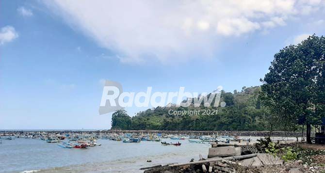 cuaca-buruk-nelayan-pancer-tetap-berburu-ikan-di-laut-selatan