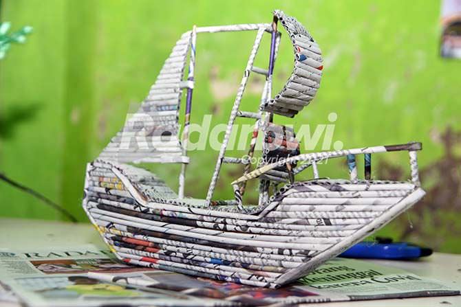koran-bekas-jadi-miniatur-menara-eiffel-dan-kapal-laut