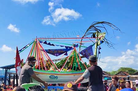 larung-sesaji-di-plawangan-muncar