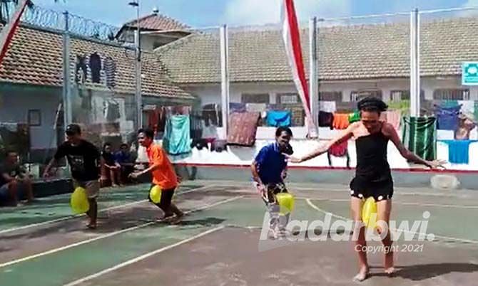 lomba-agustusan-napi-adu-cepat-kempit-balon