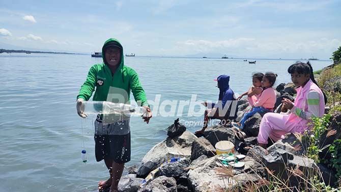 mancing-bandeng-hanya-pakai-botol-bekas-dan-tepung-terigu