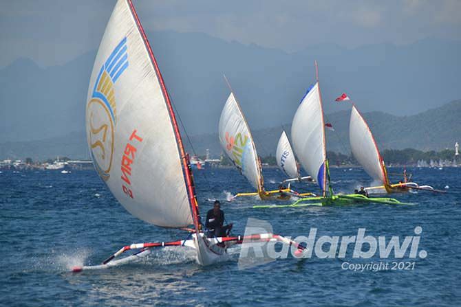 nelayan-pantai-warudoyong-spesialis-bikin-perahu-jukung-layar