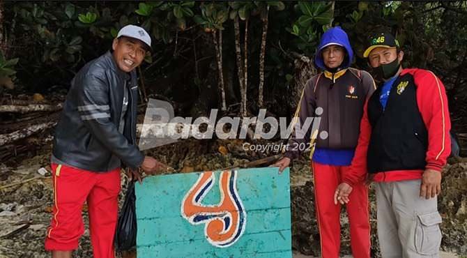 puing-puing-km-bintang-sonar-berceceran-di-pantai-plengkung