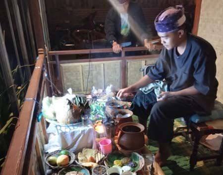 satu-suro-mandikan-ratusan-keris