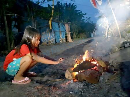 tolak-bala-nyalakan-api-unggun