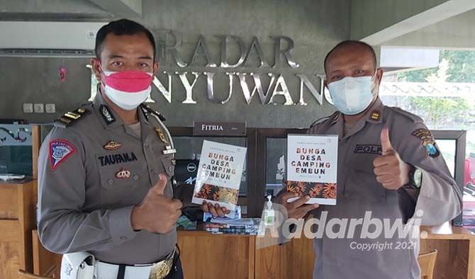 dua-perwira-polresta-beli-buku-bunga-desa-camping-embun